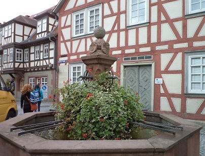 Михельштадт, фонтан Schwiegermuetterbrunnen, до 1575 стоял на Рыночной площади