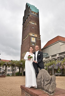  На фоне свадебной башни