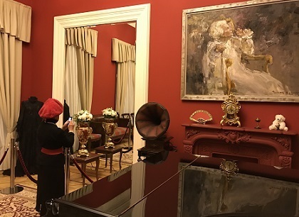  Дама в малиновом берете фотографирует себя в зеркале